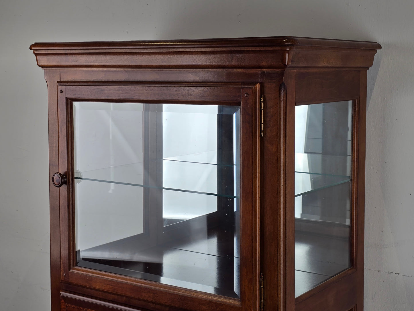 ALEXANDER JULIAN VITRINE kommode schrank schubladen vintage holz nussbaum