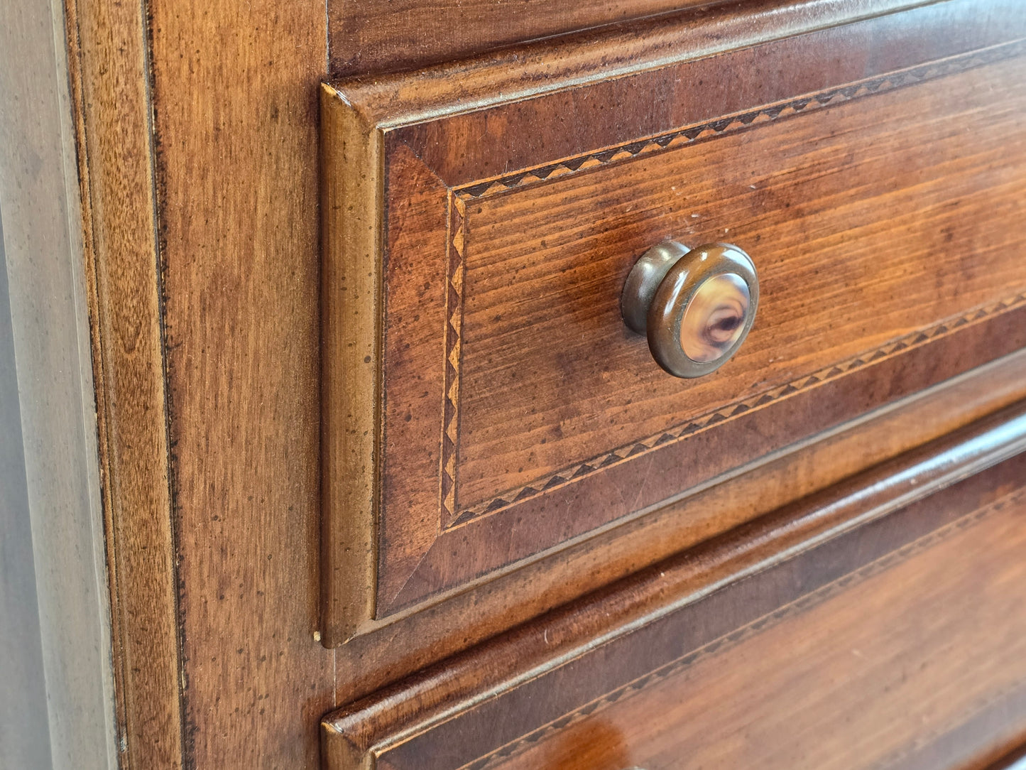 ALEXANDER JULIAN VITRINE kommode schrank schubladen vintage holz nussbaum