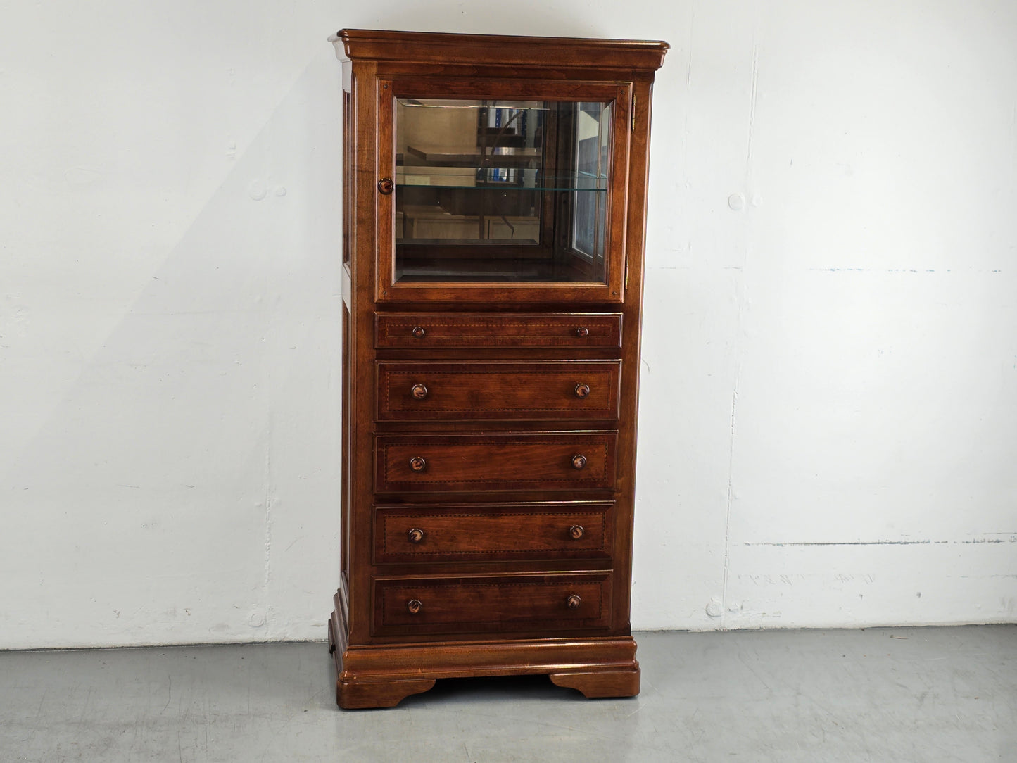 ALEXANDER JULIAN VITRINE kommode schrank schubladen vintage holz nussbaum