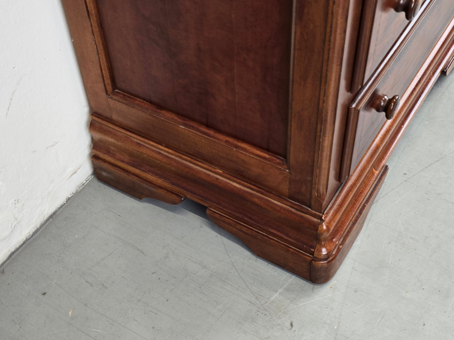 ALEXANDER JULIAN VITRINE kommode schrank schubladen vintage holz nussbaum