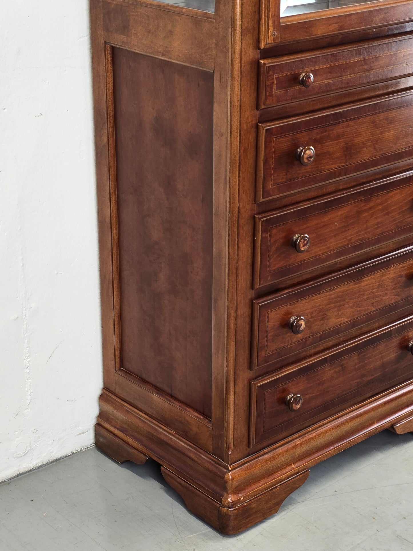 ALEXANDER JULIAN VITRINE kommode schrank schubladen vintage holz nussbaum