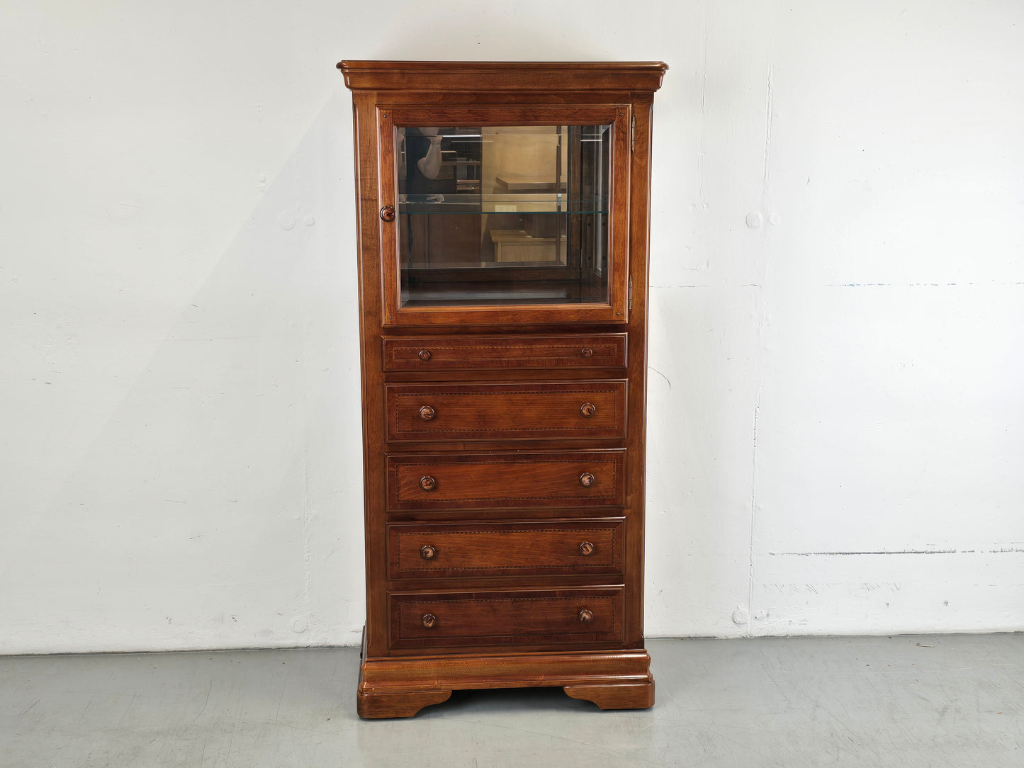 ALEXANDER JULIAN VITRINE kommode schrank schubladen vintage holz nussbaum