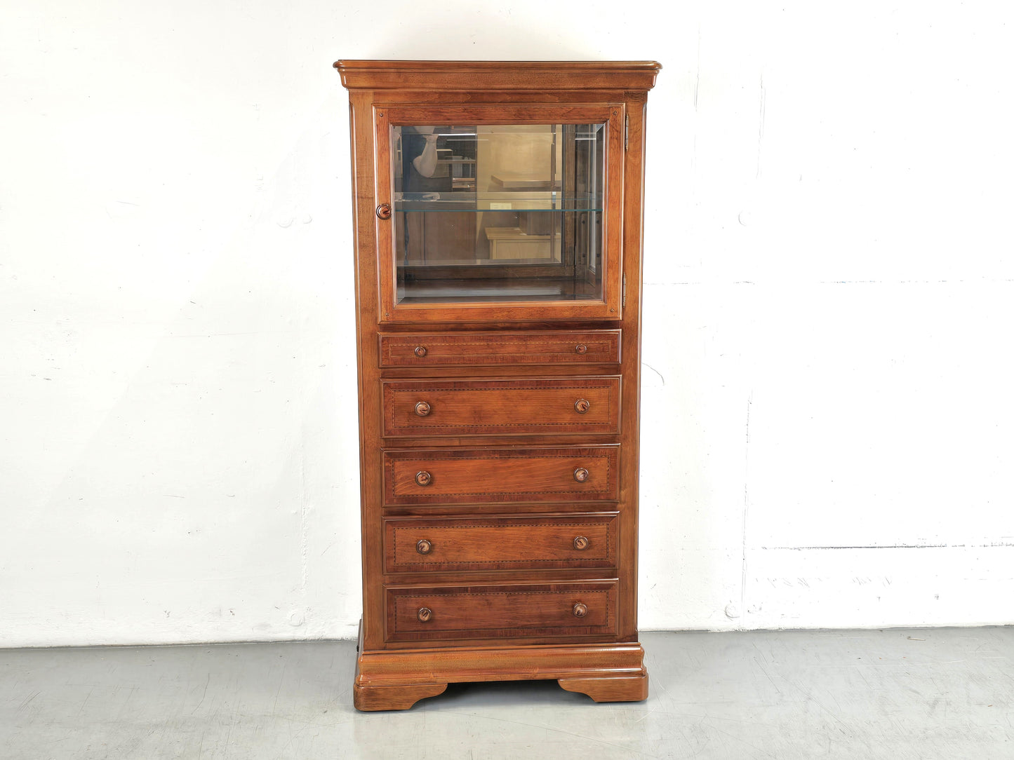 ALEXANDER JULIAN VITRINE kommode schrank schubladen vintage holz nussbaum