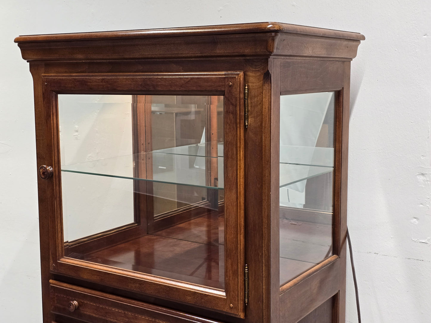 ALEXANDER JULIAN VITRINE kommode schrank schubladen vintage holz nussbaum