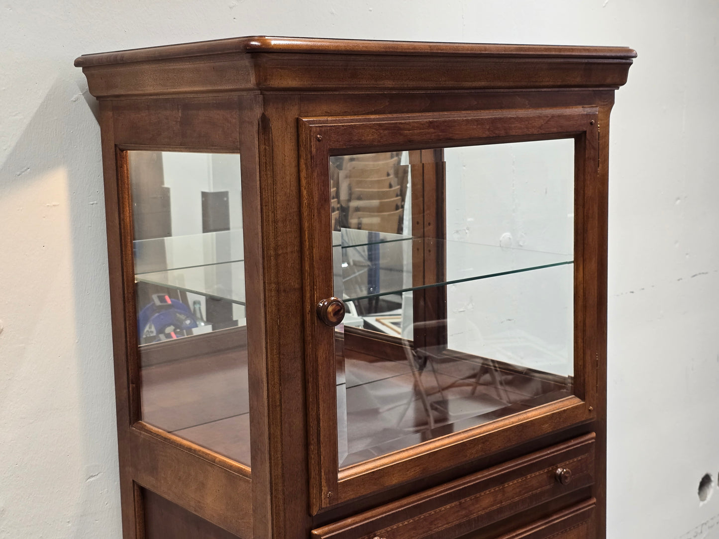 ALEXANDER JULIAN VITRINE kommode schrank schubladen vintage holz nussbaum