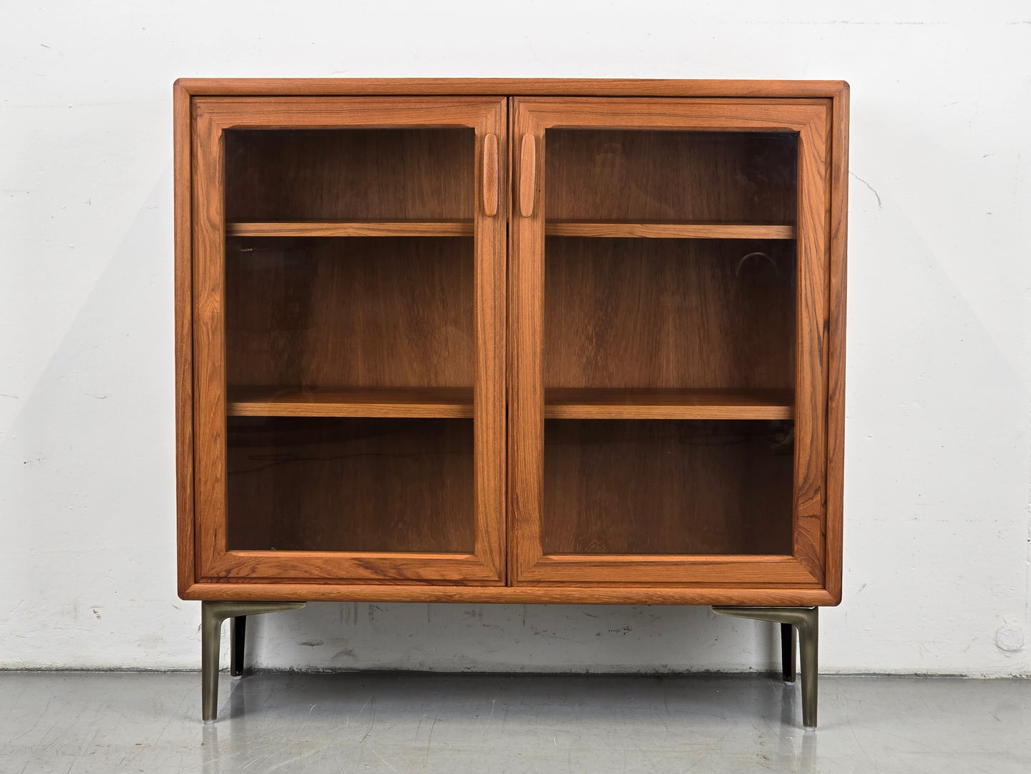 DANISH TEAK VITRINE vintage kommode mid century dänemark holz vitrinenkommode