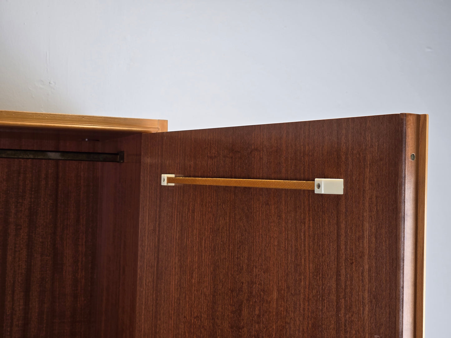 MID CENTURY KLEIDERSCHRANK schrank rüster holz vintage 1960er 60s