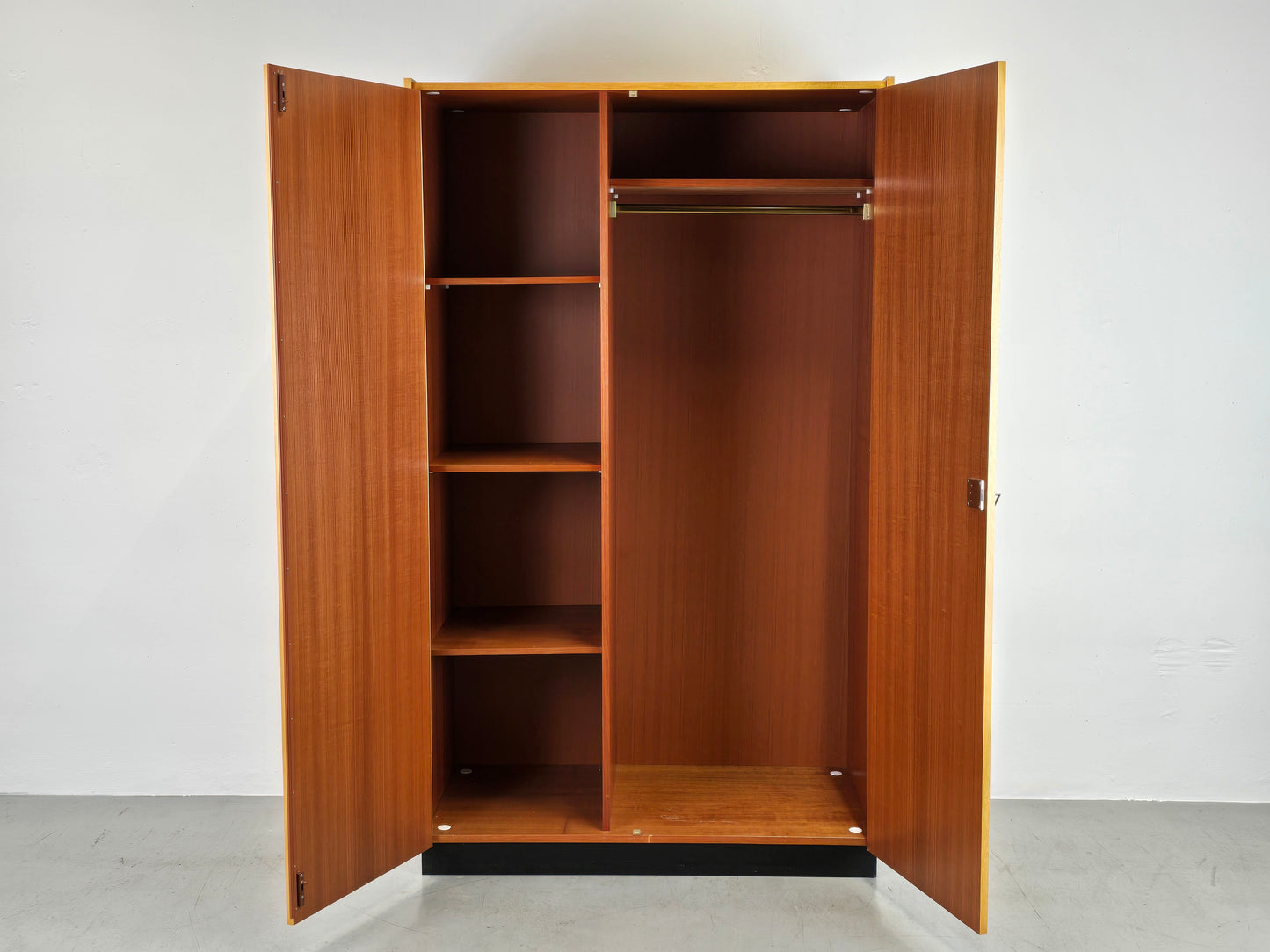 VINTAGE KLEIDERSCHRANK holz schrank rüster 1960er mid century