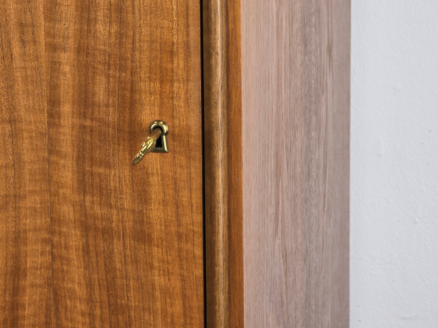 VINTAGE KLEIDERSCHRANK holz schrank nussbaum schmal 1960er mid century