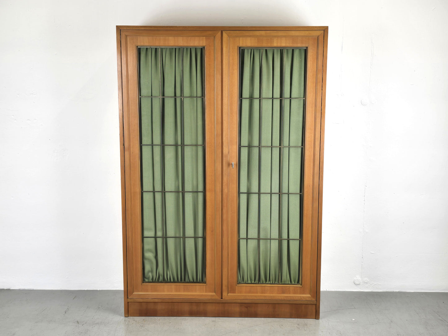 VINTAGE KLEIDERSCHRANK schrank vitrine nussbaum holz Küchenschrank Schuhregal geschier