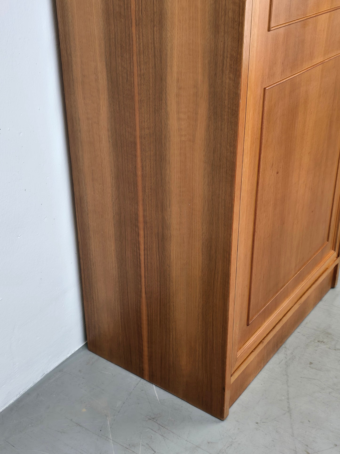 VINTAGE KLEIDERSCHRANK schrank nussbaum holz schmal Küchenschrank
