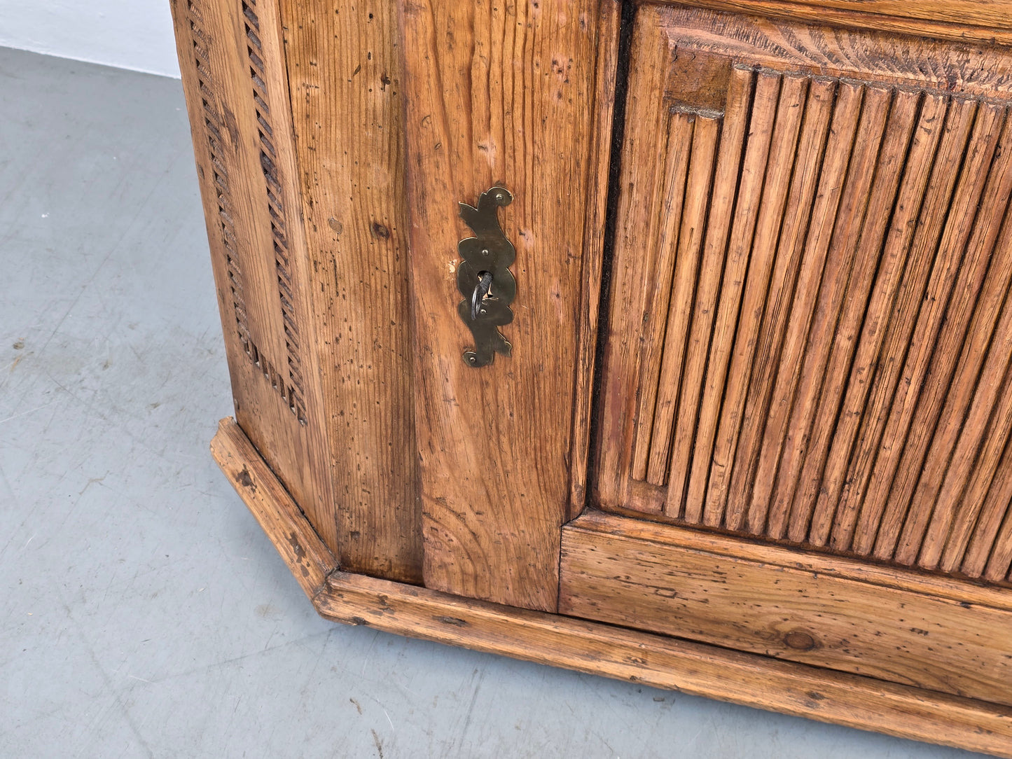 ANTIKE KOMMODE eckkommode schrank eckschrank vintage münz einwurf versteck