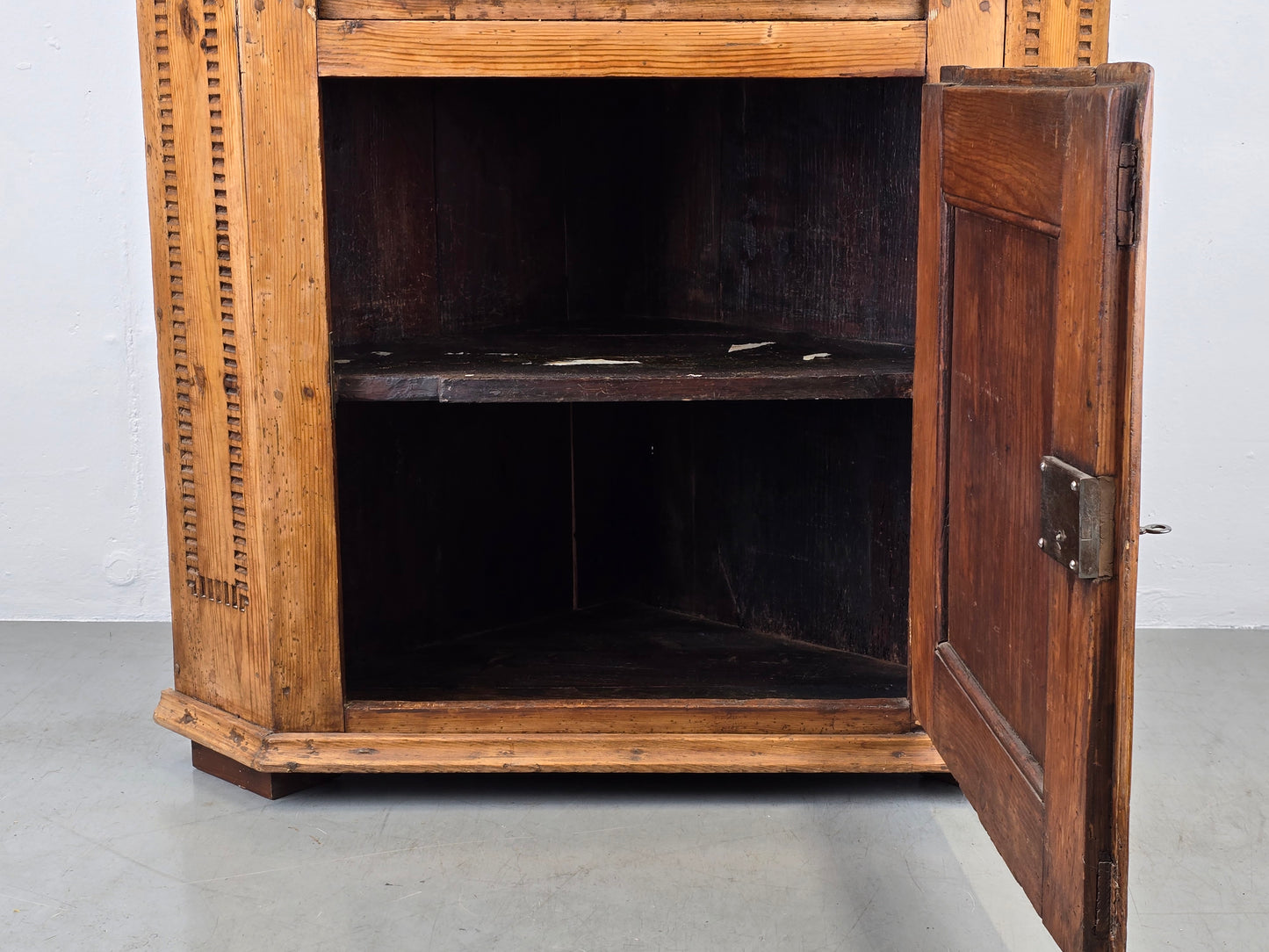 ANTIKE KOMMODE eckkommode schrank eckschrank vintage münz einwurf versteck