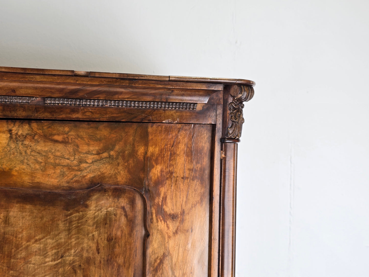 ANTIK KLEIDERSCHRANK nussbaum antiker schrank holz vollholz vertiko