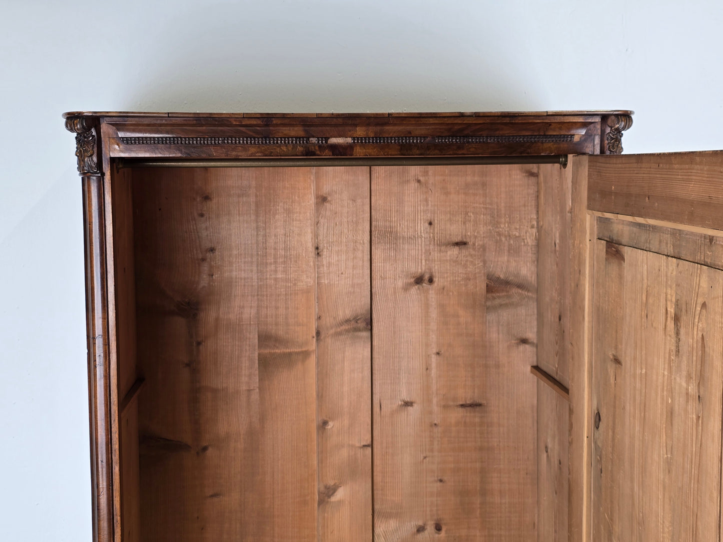 ANTIK KLEIDERSCHRANK nussbaum antiker schrank holz vollholz vertiko