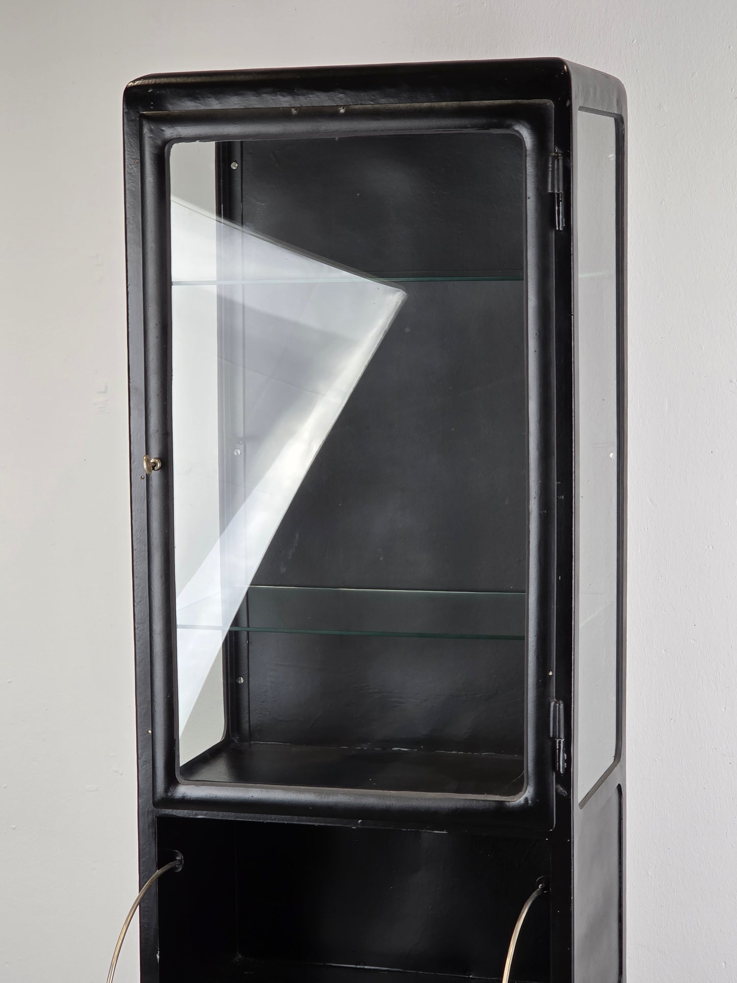 ANTIKE VITRINE medizinschrank schrank metall schwarz spint vintage industriel