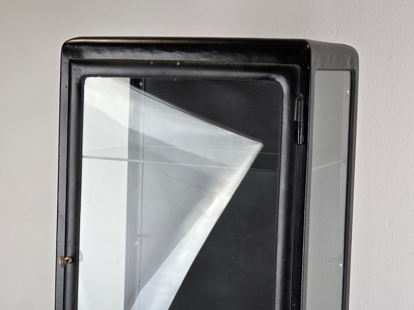 ANTIKE VITRINE medizinschrank schrank metall schwarz spint vintage industriel