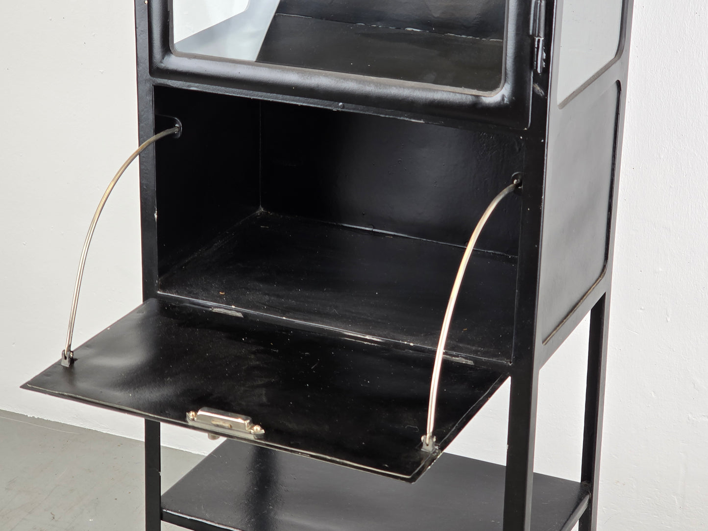 ANTIKE VITRINE medizinschrank schrank metall schwarz spint vintage industriel