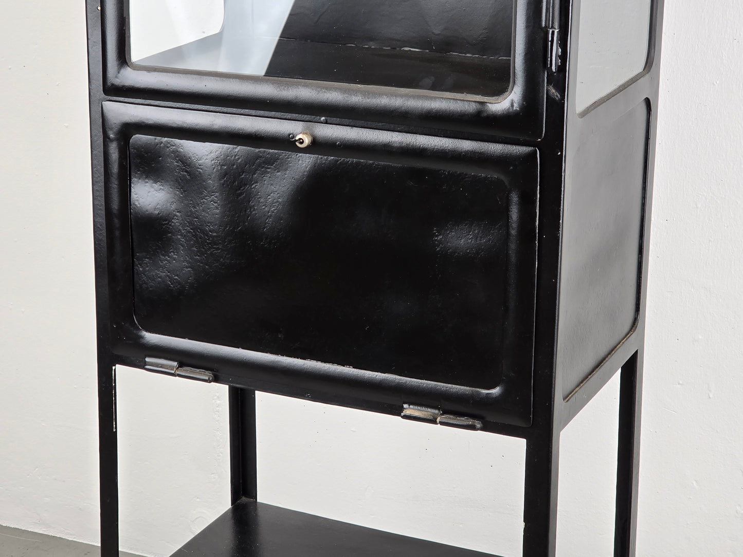 ANTIKE VITRINE medizinschrank schrank metall schwarz spint vintage industriel