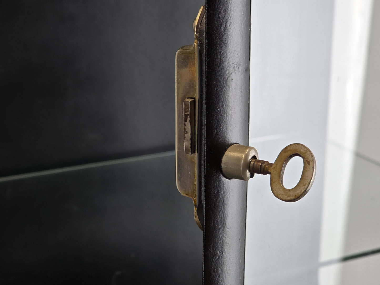 ANTIKE VITRINE medizinschrank schrank metall schwarz spint vintage industriel