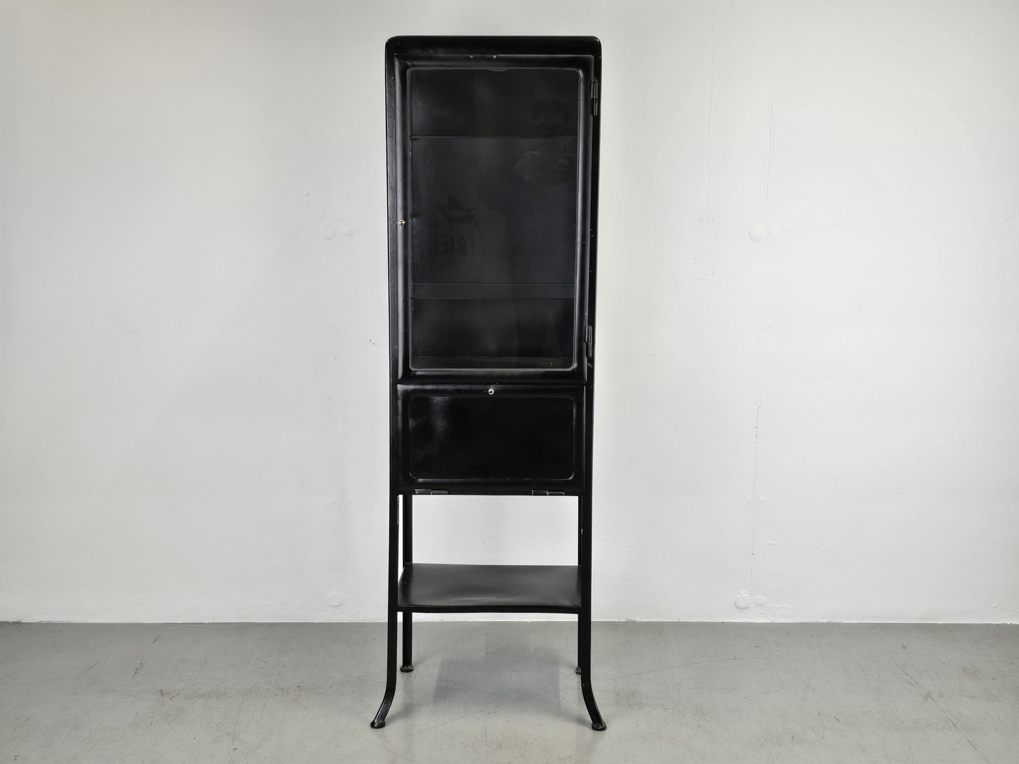 ANTIKE VITRINE medizinschrank schrank metall schwarz spint vintage industriel