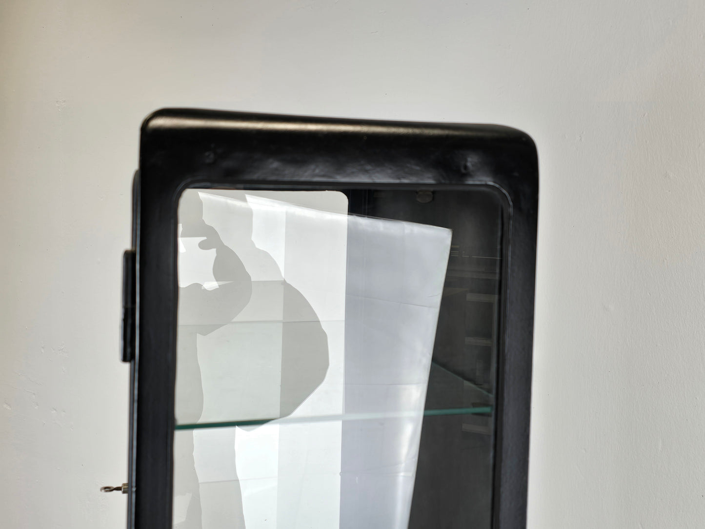 ANTIKE VITRINE medizinschrank schrank metall schwarz spint vintage industriel