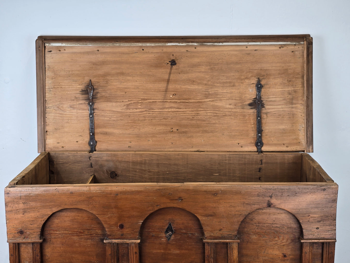 ANTIKE TRUHE holz volholz kiste bauern wäsche hochzeits vintage tirol