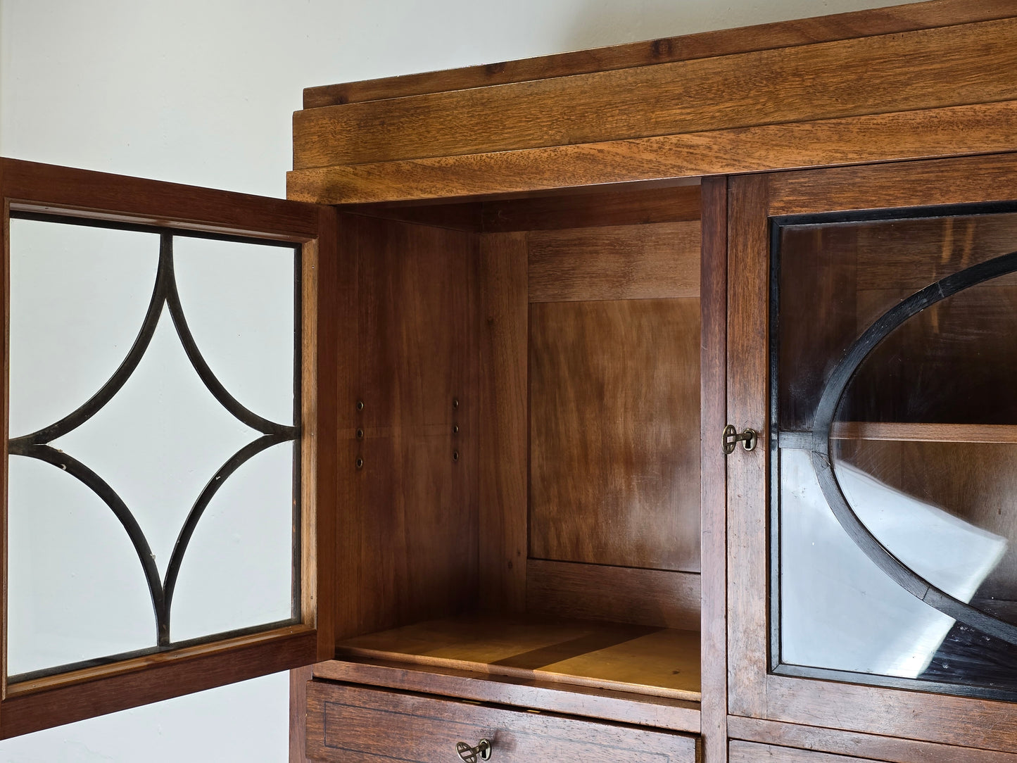 BIEDERMEIER BUFFET nussbaum holz schrank vitrine antik küchen büffet