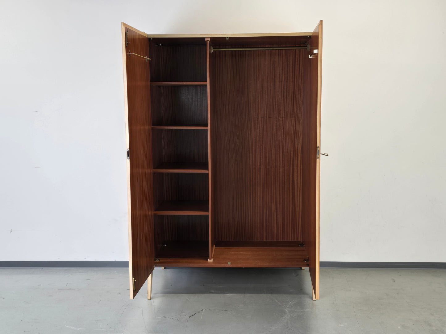 MID CENTURY KLEIDERSCHRANK beige schrank vintage 1960er weiß