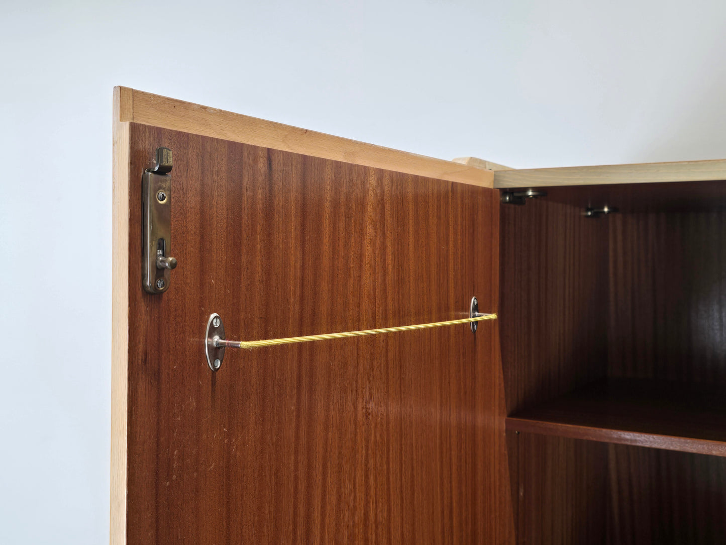 MID CENTURY KLEIDERSCHRANK beige schrank vintage 1960er weiß