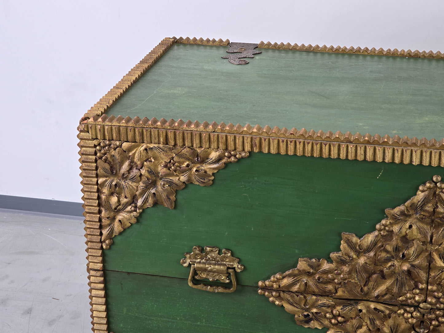 ANTIK TRUHE kommode vintage grün gold sekretär bemalt barock Rokoko