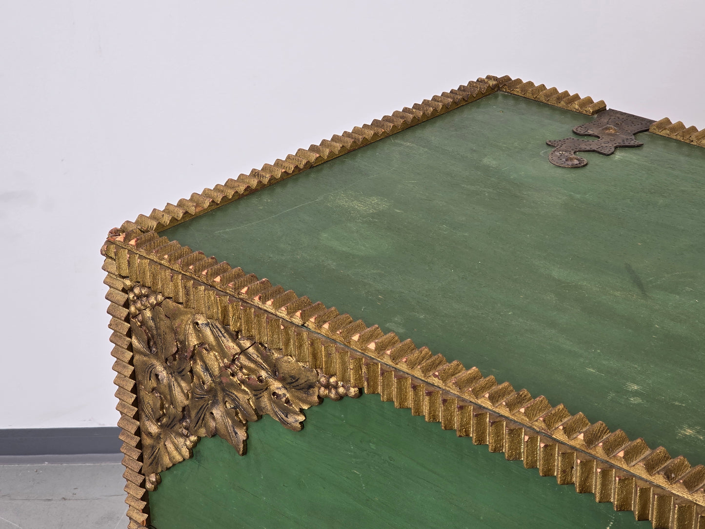 ANTIK TRUHE kommode vintage grün gold sekretär bemalt barock Rokoko