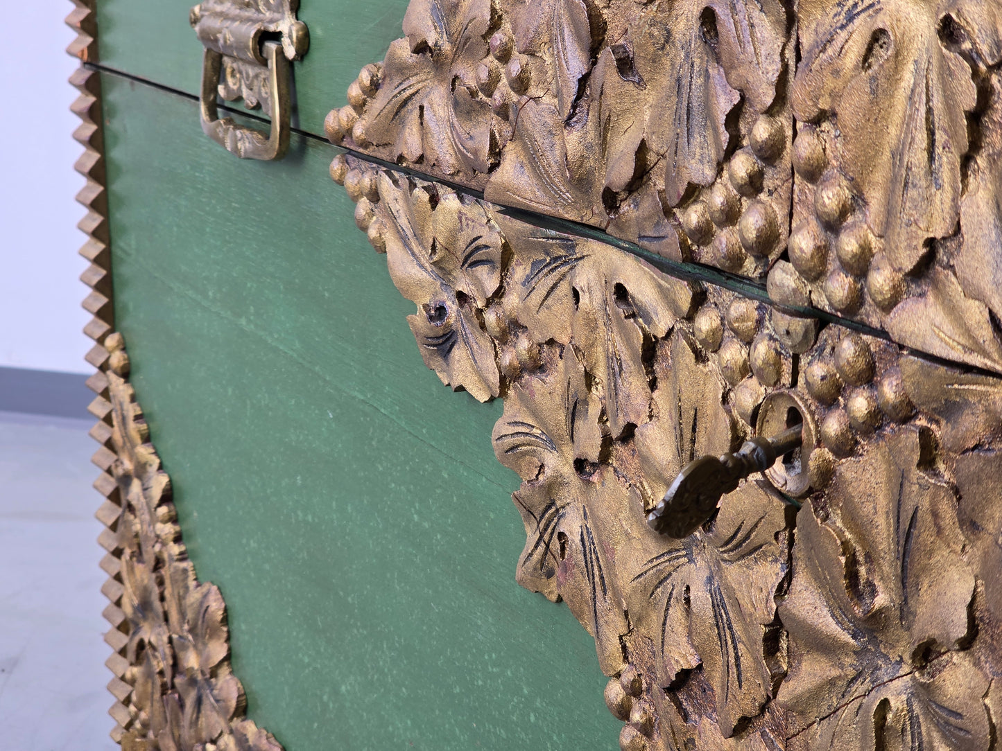 ANTIK TRUHE kommode vintage grün gold sekretär bemalt barock Rokoko