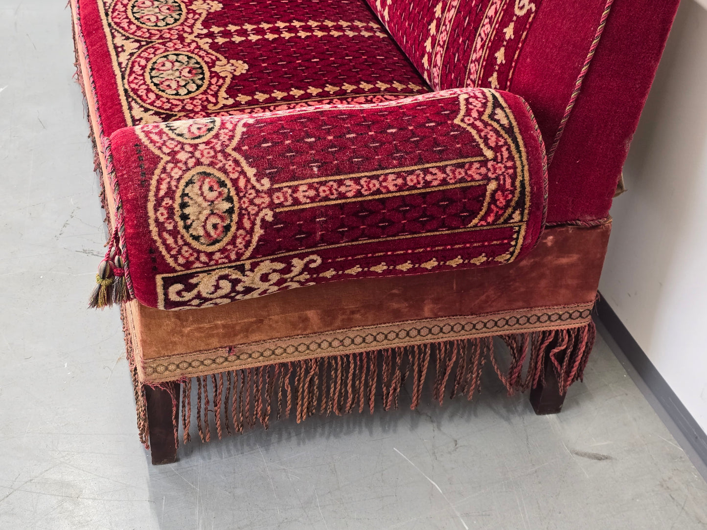 GRÜNDERZEIT SOFA Antik Diwan Samt Orient Prunkbank Kelim-Optik Rot Retro