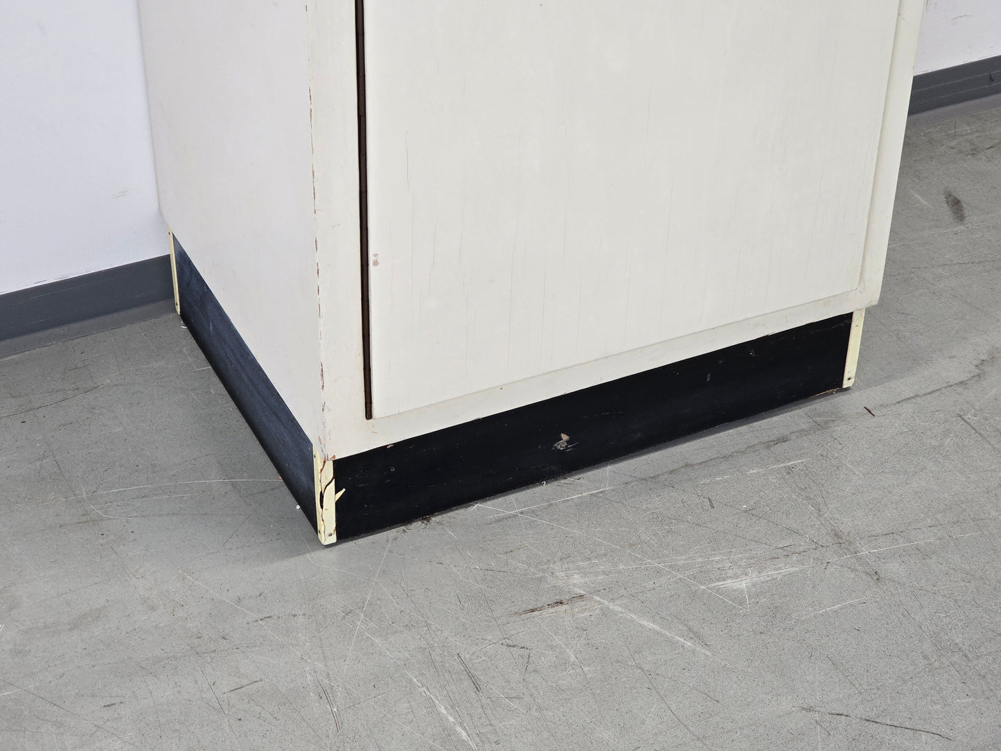 BESENSCHRANK VINTAGE 60er Jahre Holz Vorratsschrank Flur Garderobe Retro