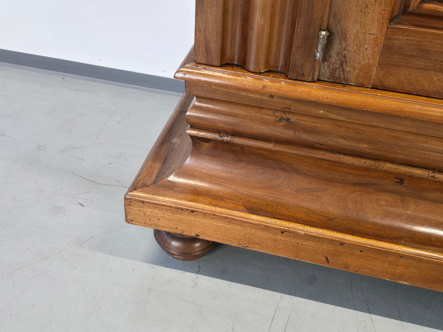 ANTIK SCHRANK Barock Kleiderschrank Frankfurter Wellenschrank Nussbaum Massivholz
