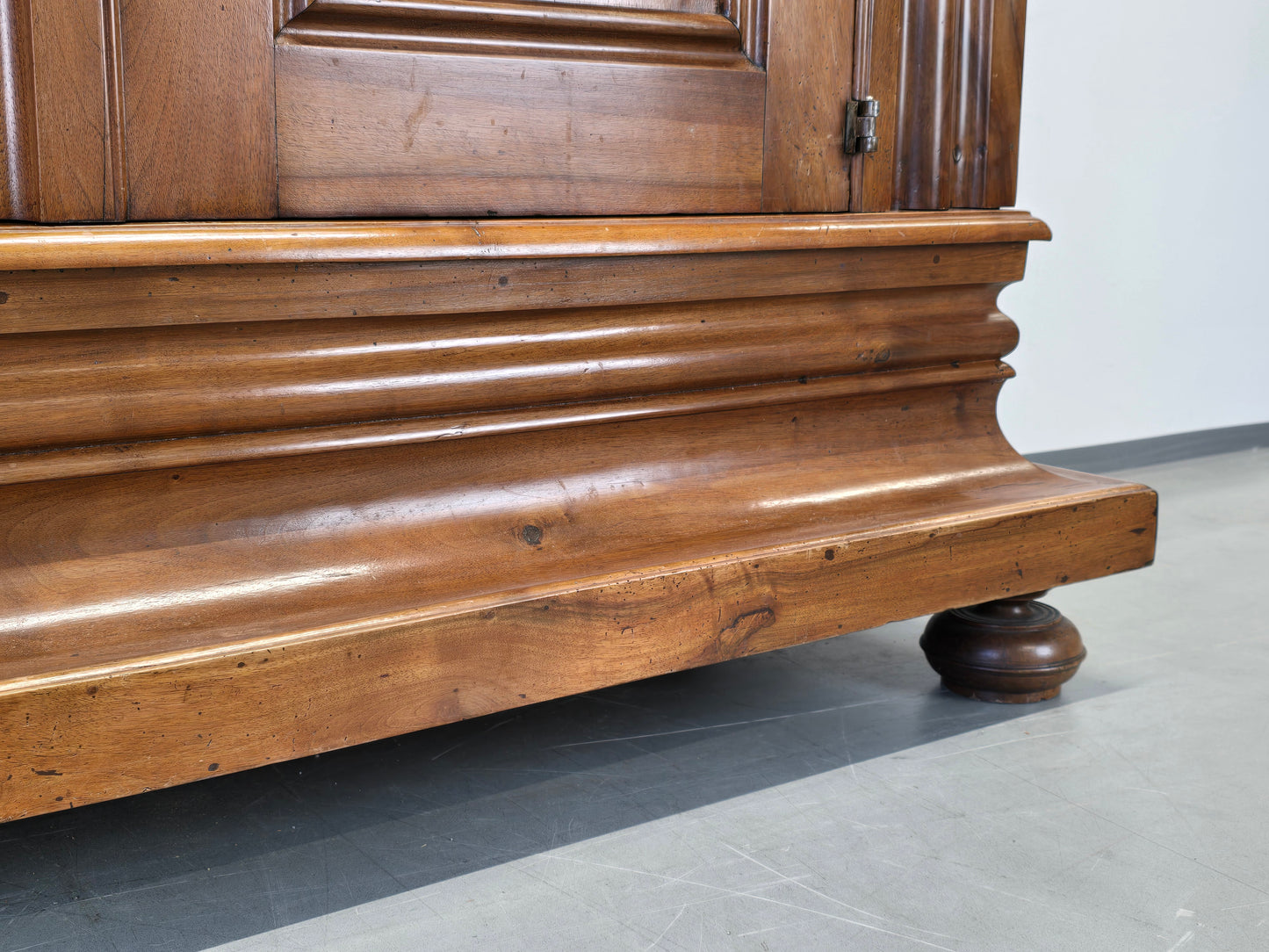 ANTIK SCHRANK Barock Kleiderschrank Frankfurter Wellenschrank Nussbaum Massivholz