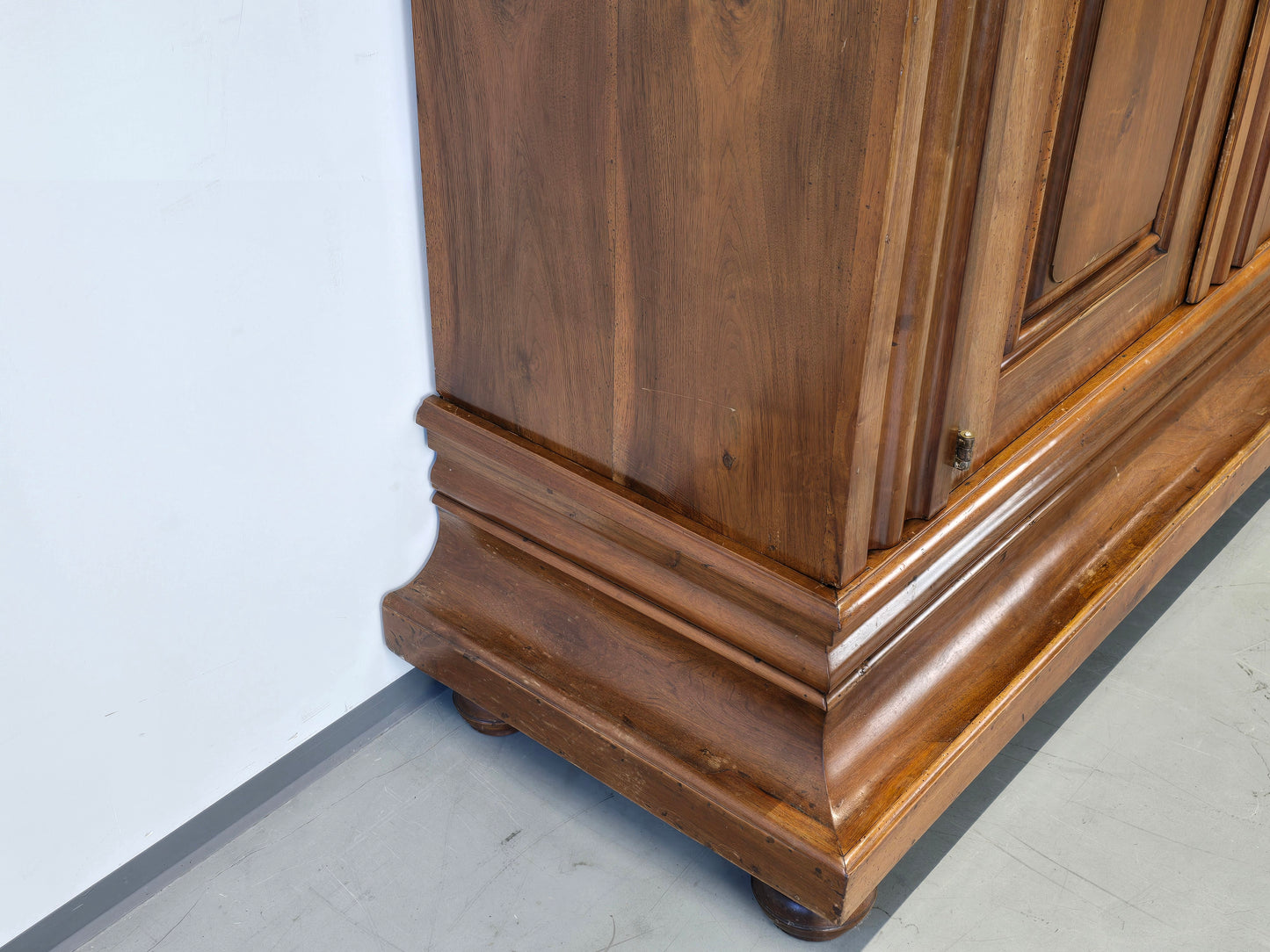 ANTIK SCHRANK Barock Kleiderschrank Frankfurter Wellenschrank Nussbaum Massivholz