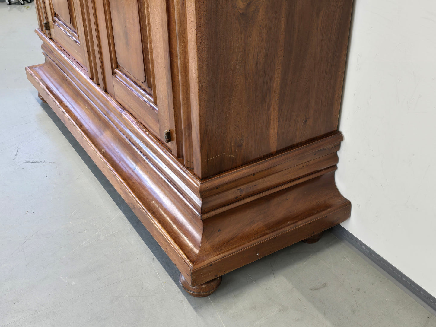 ANTIK SCHRANK Barock Kleiderschrank Frankfurter Wellenschrank Nussbaum Massivholz