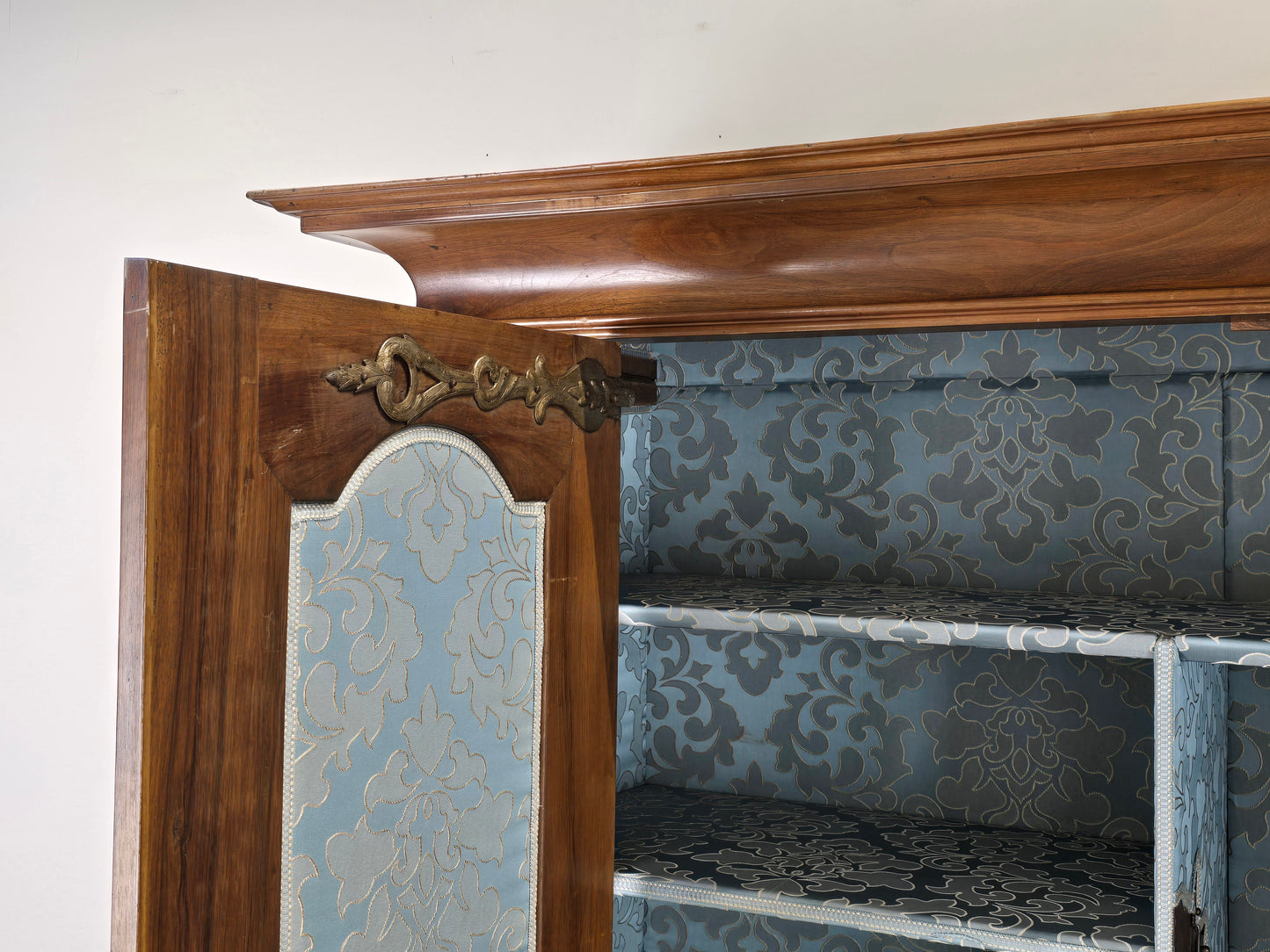 ANTIK SCHRANK Barock Kleiderschrank Frankfurter Wellenschrank Nussbaum Massivholz