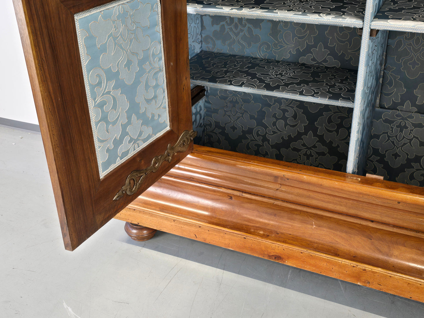 ANTIK SCHRANK Barock Kleiderschrank Frankfurter Wellenschrank Nussbaum Massivholz