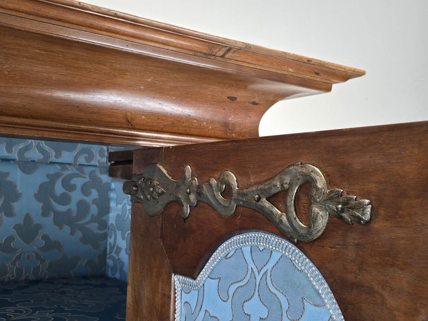 ANTIK SCHRANK Barock Kleiderschrank Frankfurter Wellenschrank Nussbaum Massivholz