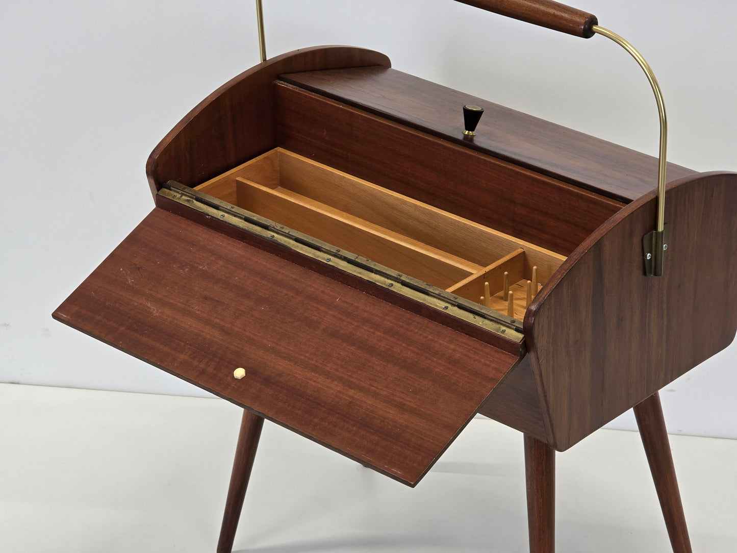 VINTAGE NÄHKASTEN Mid Century Design 50er 60er Teak Rollwagen Beistelltisch Retro