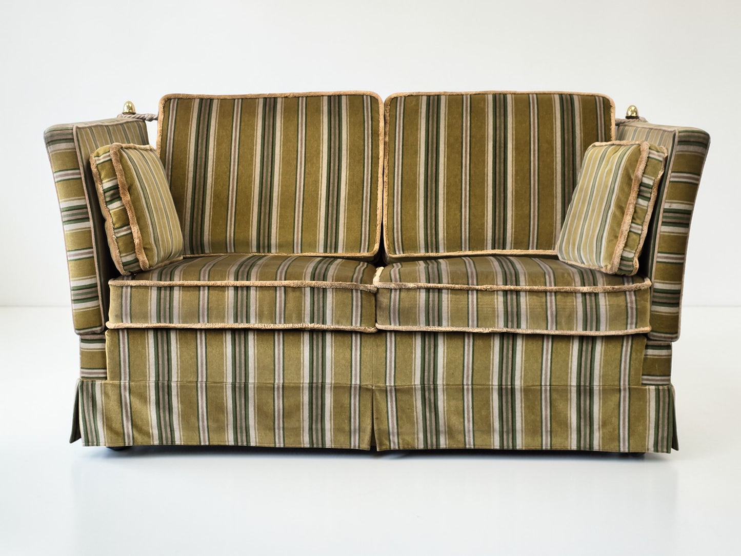 KNOLE SOFA Vintage 2-Sitzer Streifen Grün Samt Quasten Design Couch Klassiker