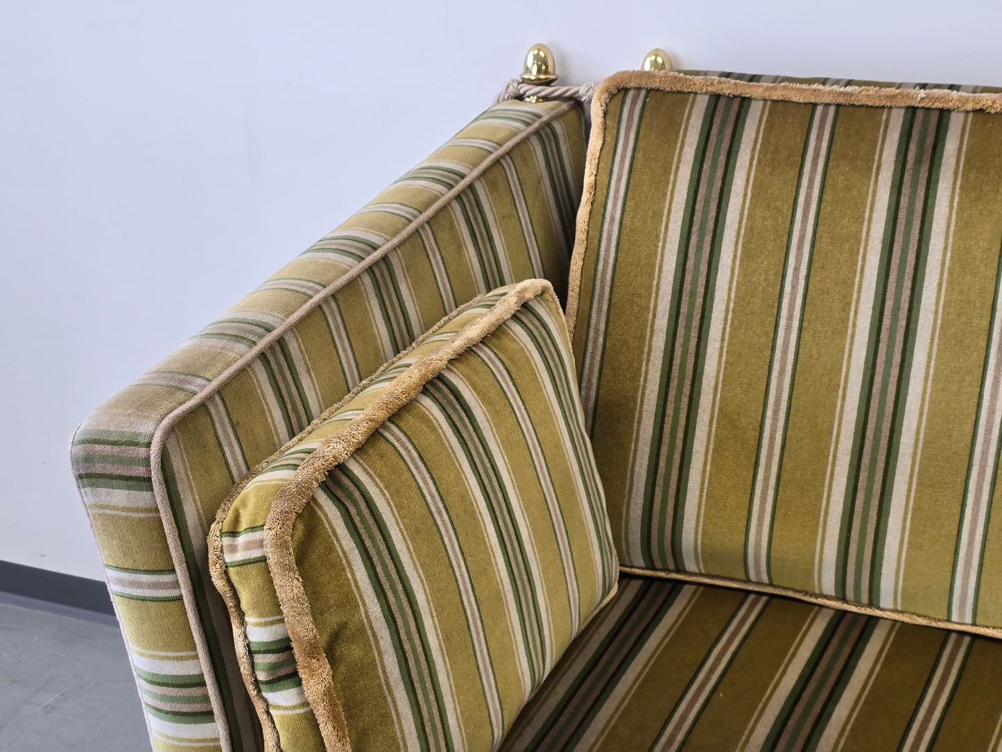KNOLE SOFA Vintage 2-Sitzer Streifen Grün Samt Quasten Design Couch Klassiker