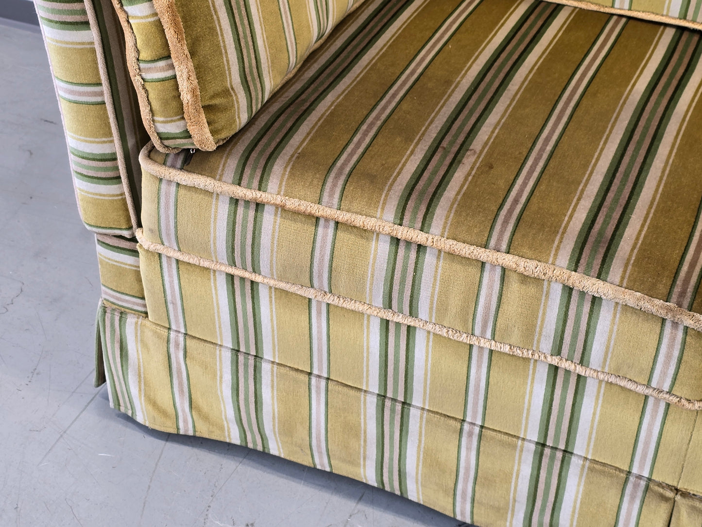 KNOLE SOFA Vintage 2-Sitzer Streifen Grün Samt Quasten Design Couch Klassiker