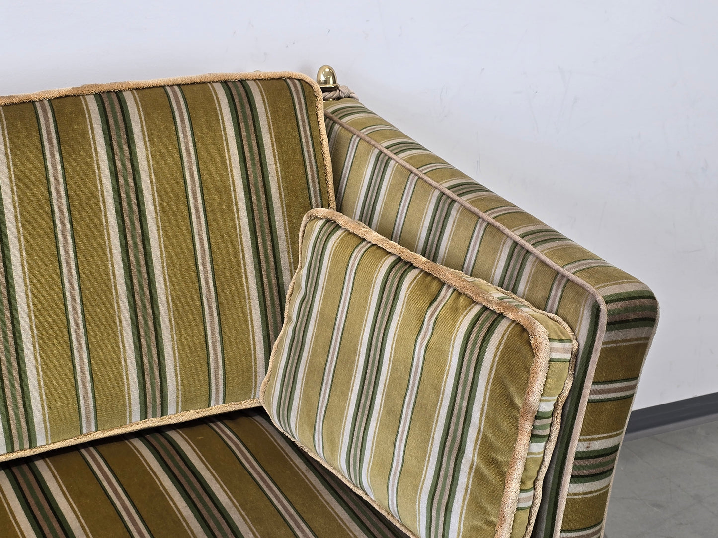 KNOLE SOFA Vintage 2-Sitzer Streifen Grün Samt Quasten Design Couch Klassiker