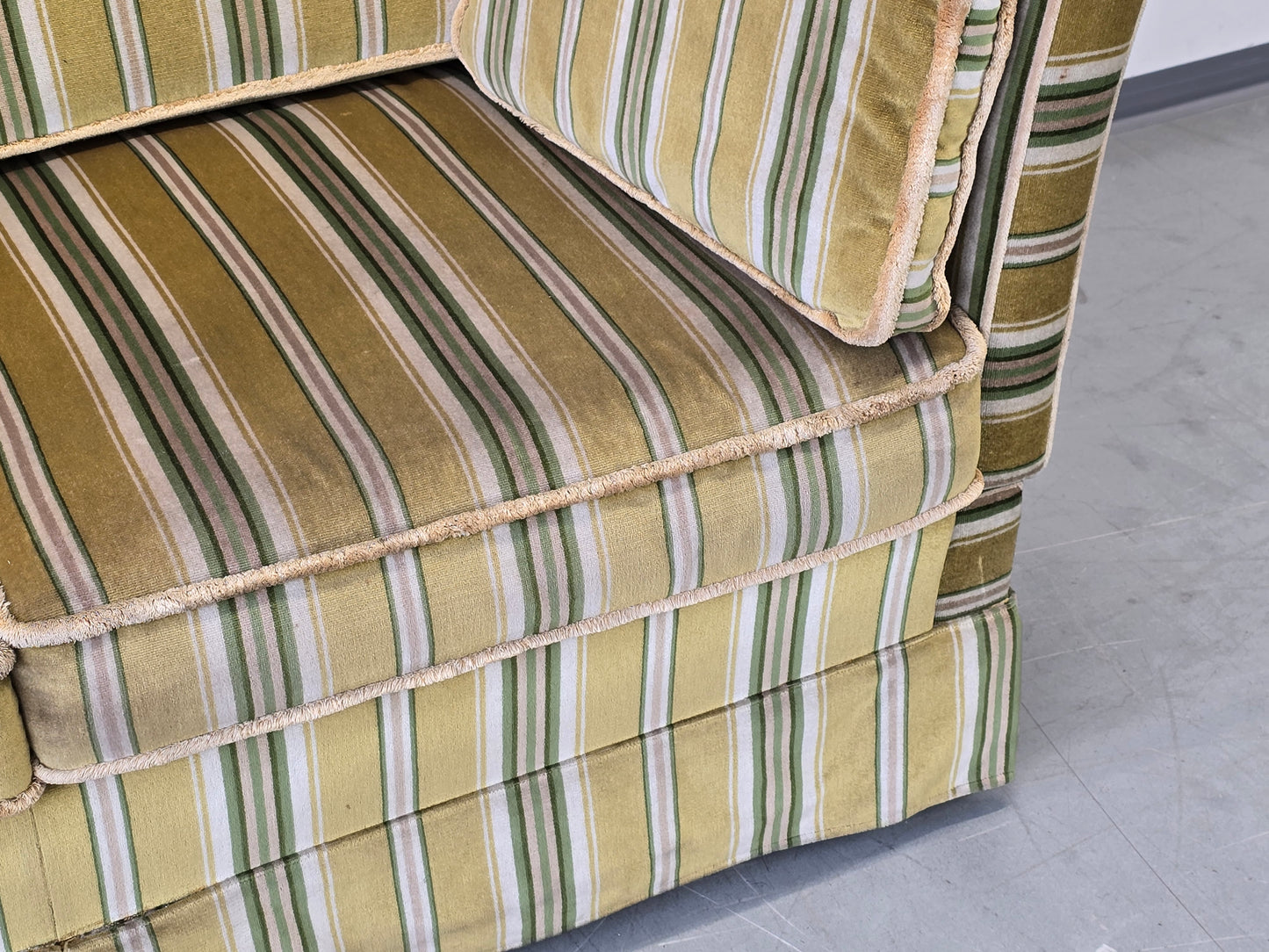 KNOLE SOFA Vintage 2-Sitzer Streifen Grün Samt Quasten Design Couch Klassiker