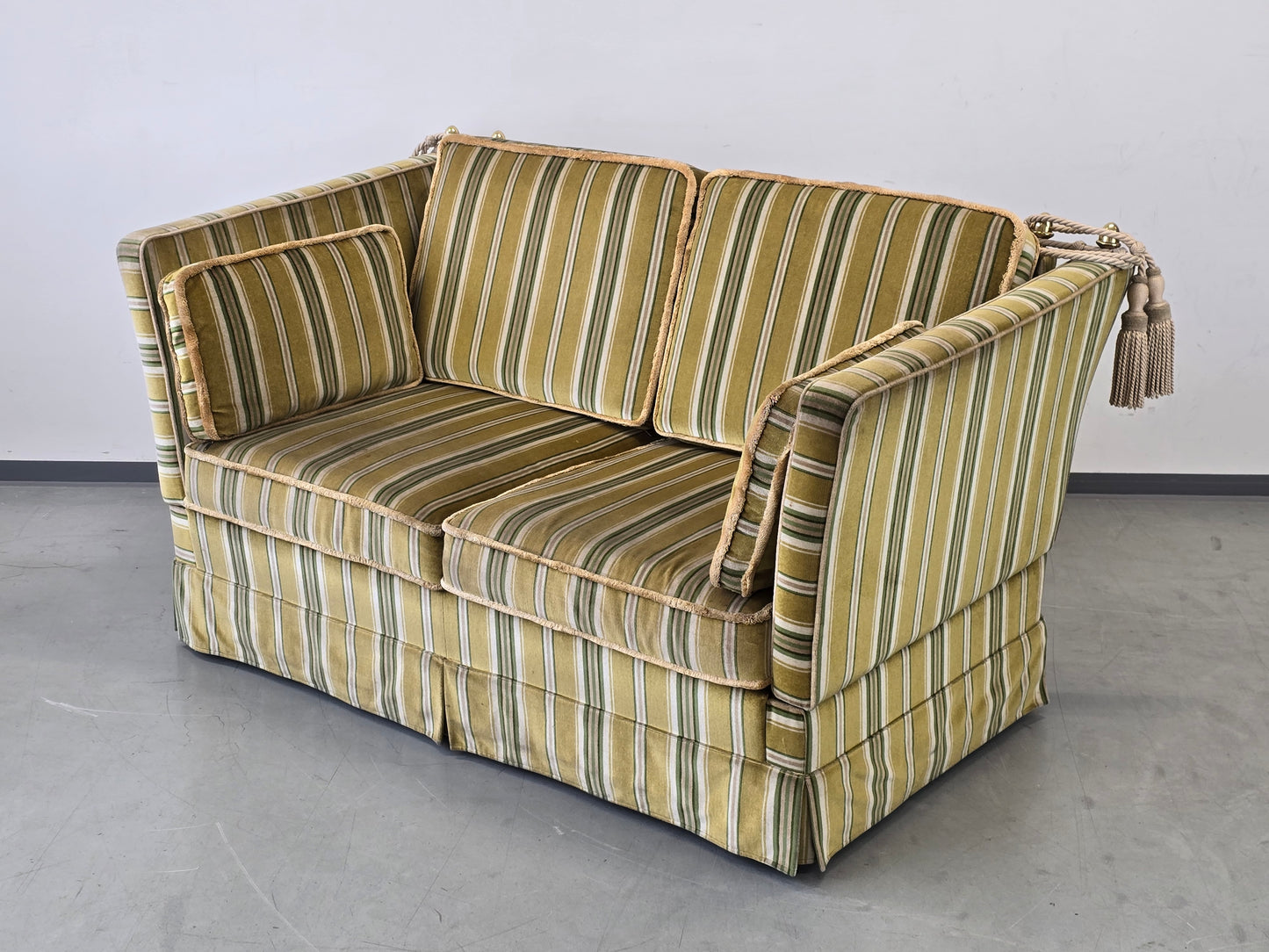 KNOLE SOFA Vintage 2-Sitzer Streifen Grün Samt Quasten Design Couch Klassiker