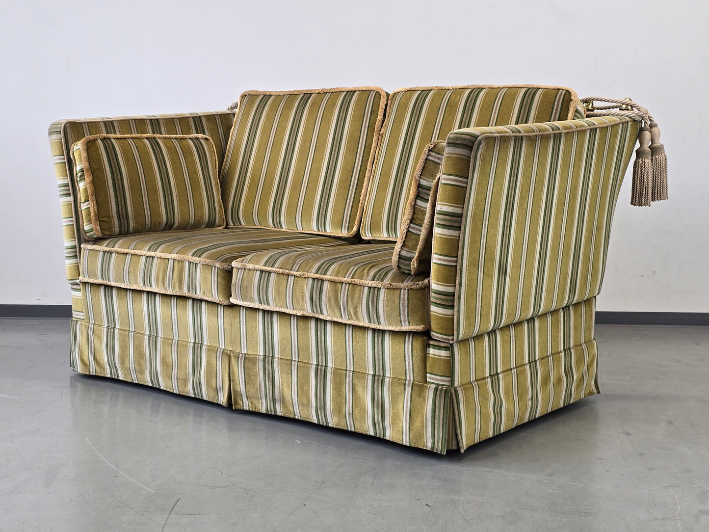 KNOLE SOFA Vintage 2-Sitzer Streifen Grün Samt Quasten Design Couch Klassiker
